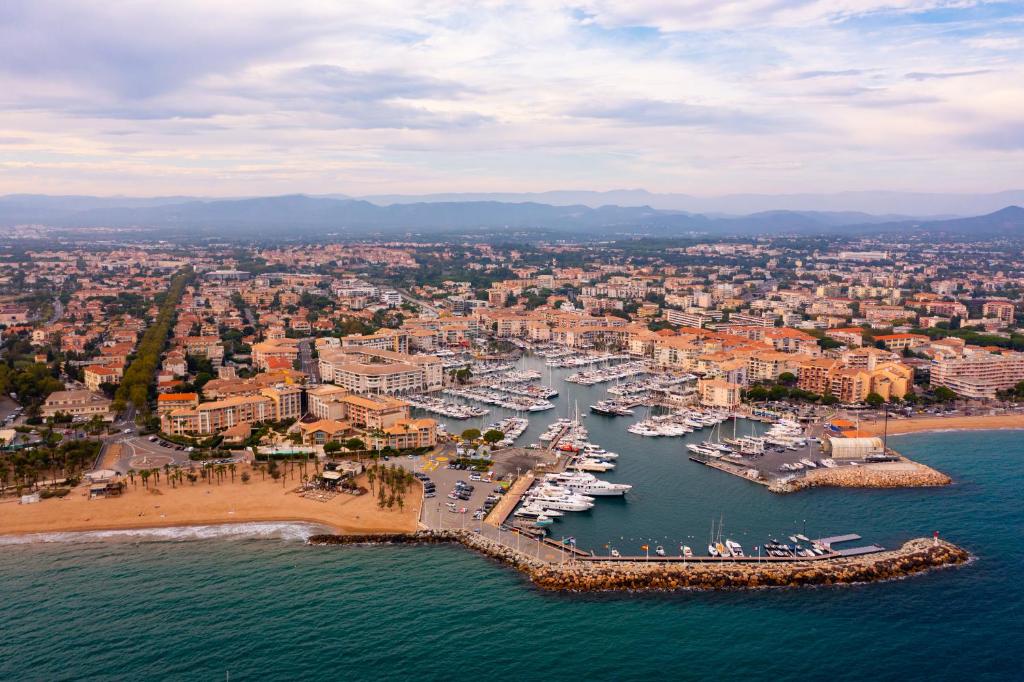 une vue aérienne d'un port avec des bateaux dans l'eau dans l'établissement Baccarat, à Fréjus