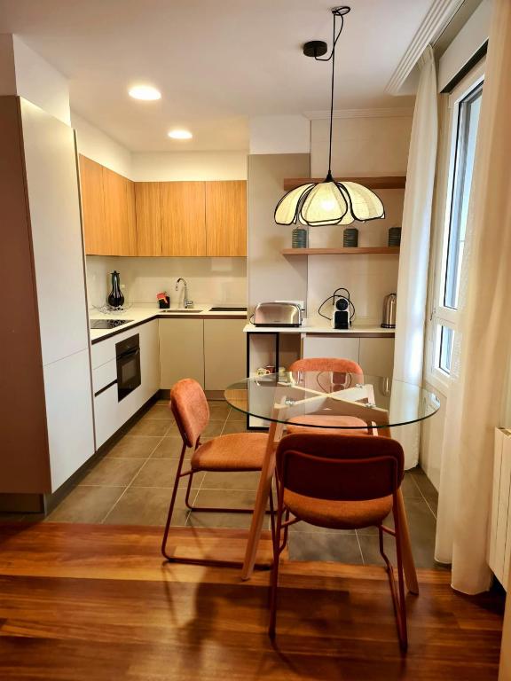a kitchen with a glass table and two chairs at Apartamento Seymi in Durango