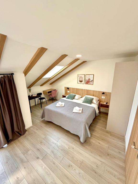 Ένα ή περισσότερα κρεβάτια σε δωμάτιο στο Cloud9 Airport Rooms