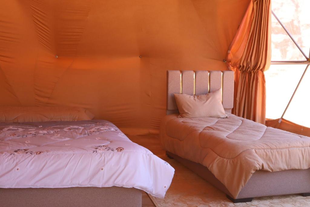 Postel nebo postele na pokoji v ubytování Wadi rum Bubble Camp & tour