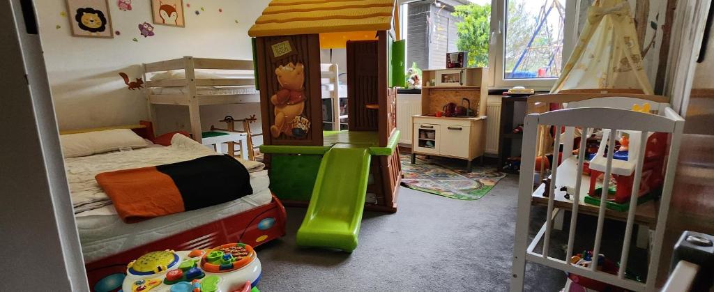 Postel nebo postele na pokoji v ubytování Familienfreundliche Ferienwohnung Eulennest