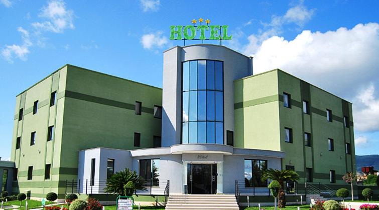 un edificio con un cartel de hotel encima en Hotel Del Sole, en Pastorano