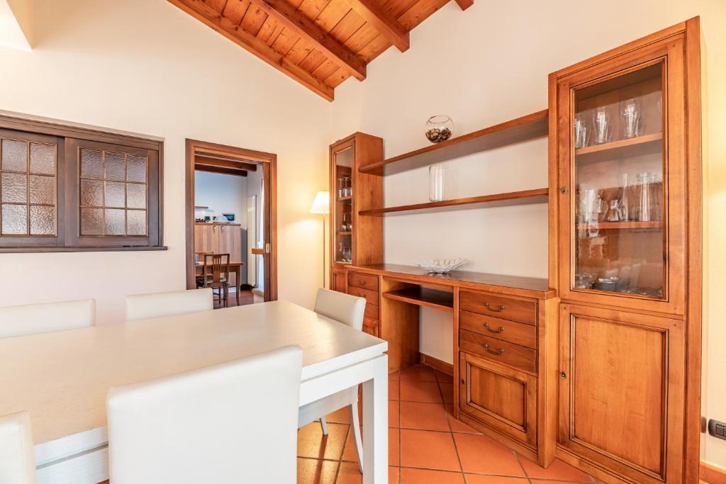 Kuchyň nebo kuchyňský kout v ubytování Villa Principessa - Stunning Villa with Panoramic Lake Como Views
