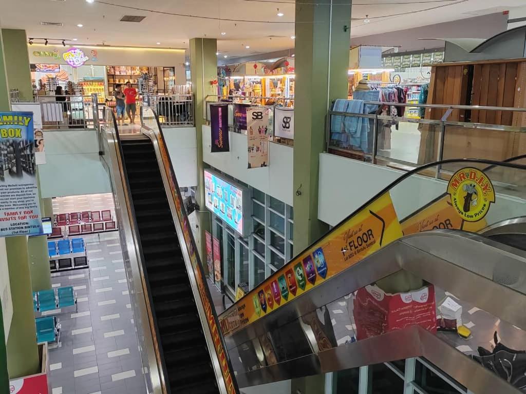 Supermarket nebo jiné obchody v  hotelu nebo okolí