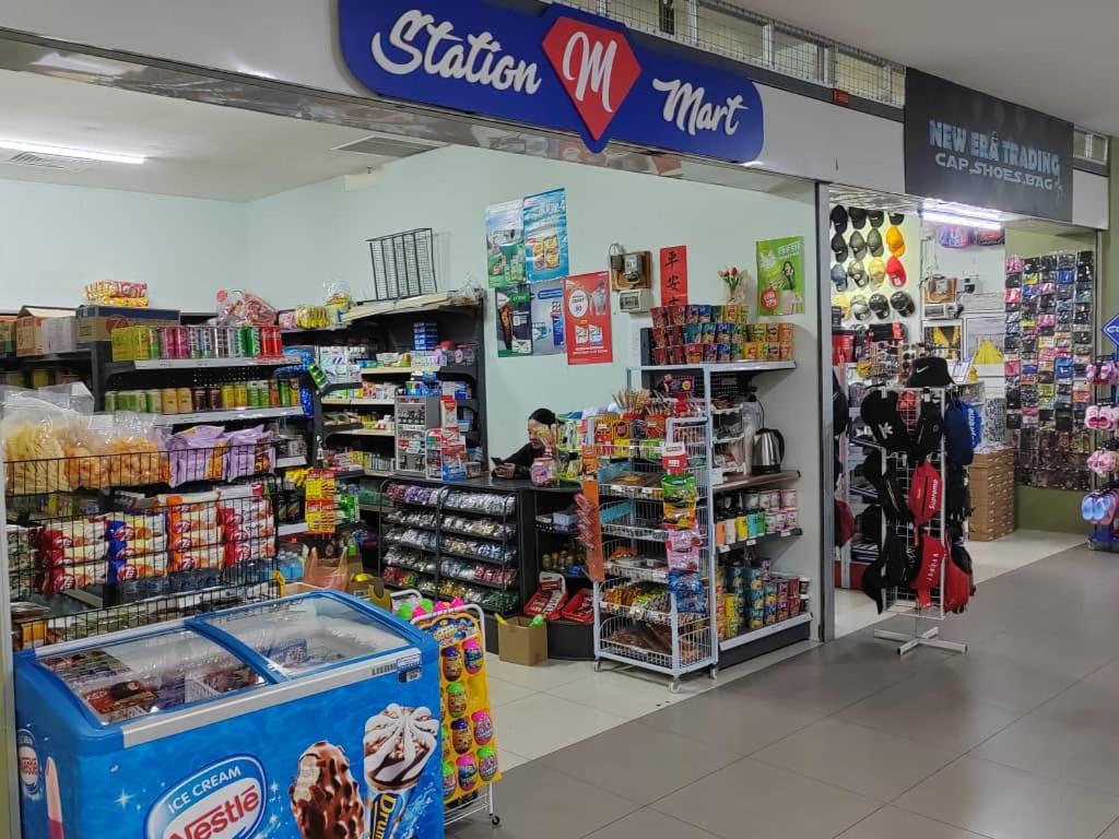 Supermarket nebo jiné obchody v  hotelu nebo okolí