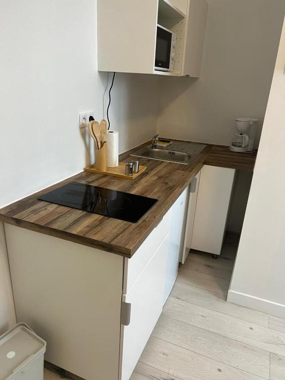 une cuisine avec un évier et un plan de travail dans l'établissement la coquille, à Saint-Martin-dʼHères