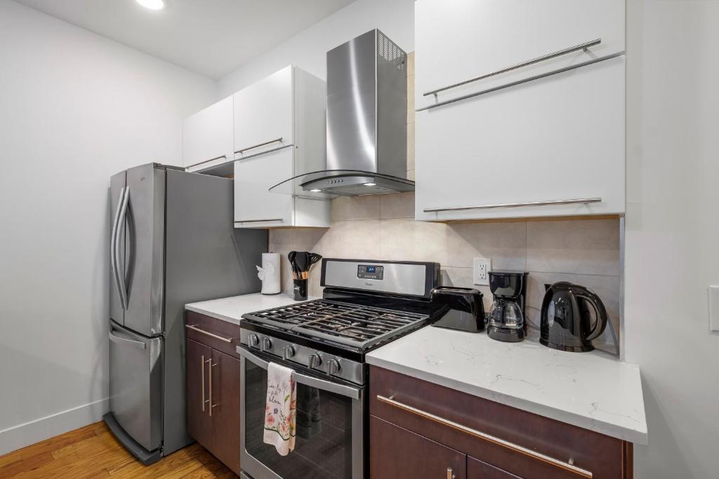 Kuchyň nebo kuchyňský kout v ubytování Luxury 1br Nolibs Pool Access