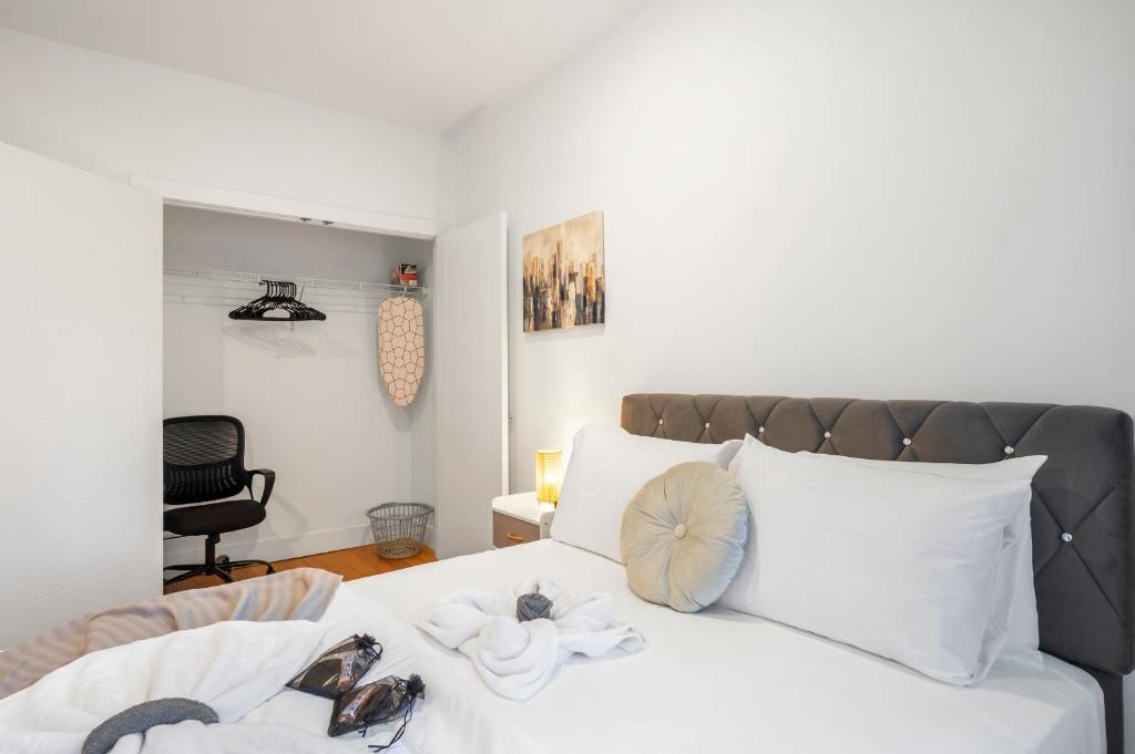 Postel nebo postele na pokoji v ubytování Luxury 1br Nolibs Pool Access