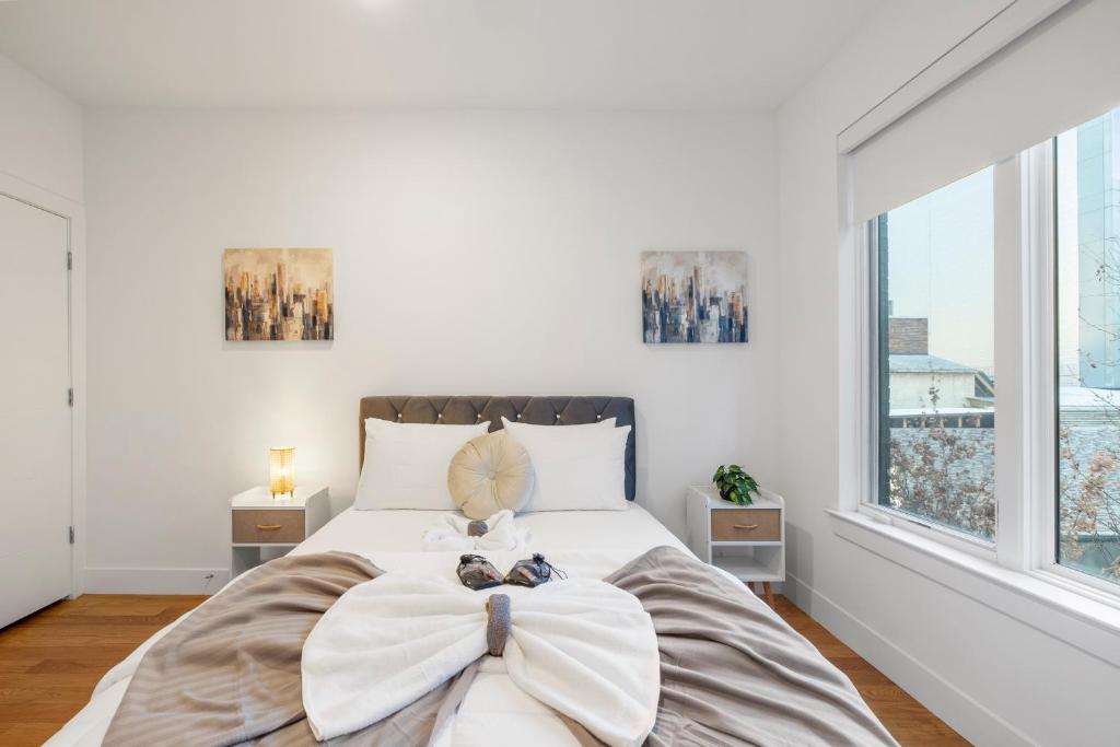Postel nebo postele na pokoji v ubytování Luxury 1br Nolibs Pool Access