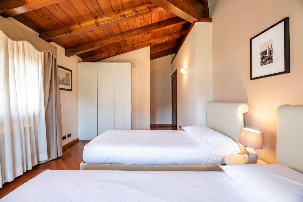 Postel nebo postele na pokoji v ubytování Villa Principessa - Stunning Villa with Panoramic Lake Como Views