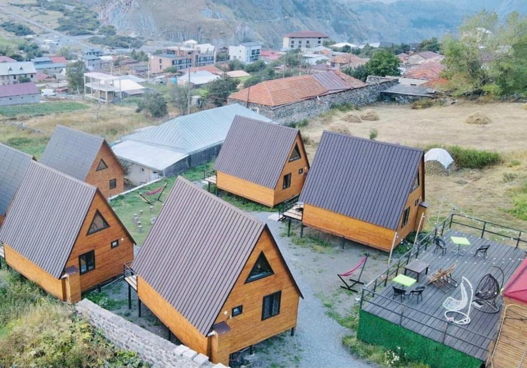 una vista aerea di un villaggio con case in legno di Guesthouse Elli & Cottages a Kazbegi