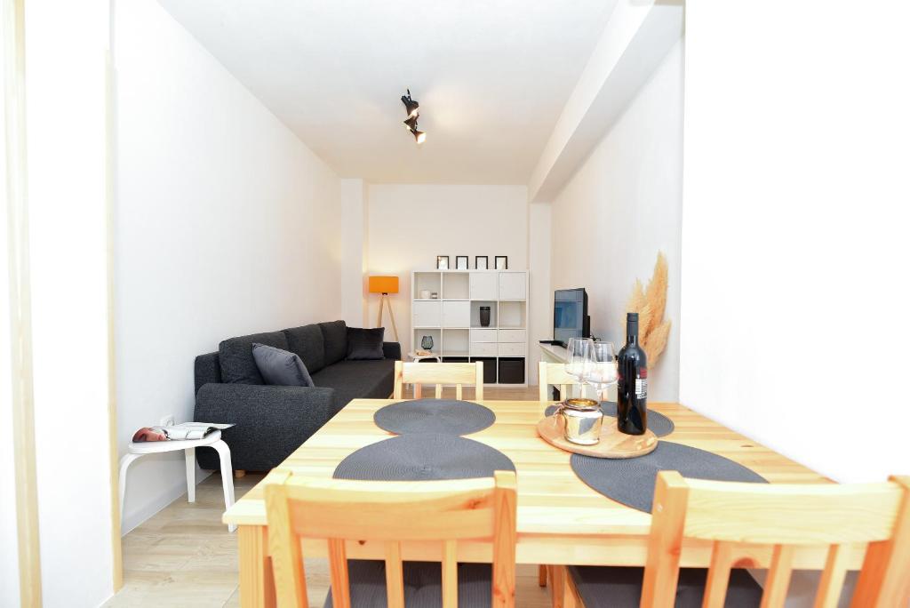 Posedenie v ubytovaní Apartman u atraktivnoj kuci u nizu s garazom