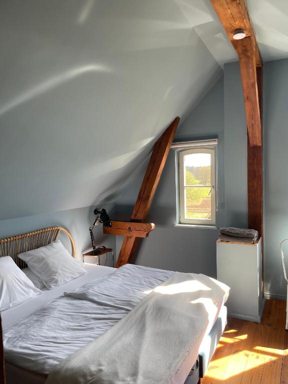 Ein Bett oder Betten in einem Zimmer der Unterkunft An Den Wiesen Gasthaus am Finowkanal