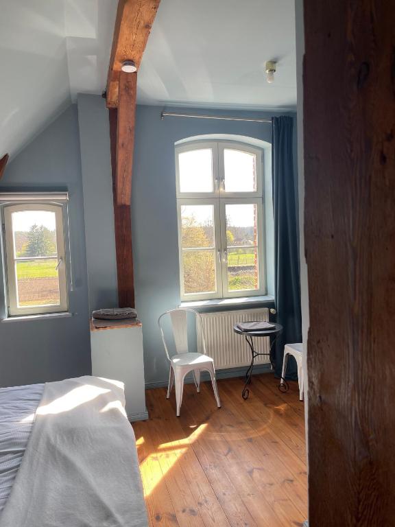 Ein Bett oder Betten in einem Zimmer der Unterkunft An Den Wiesen Gasthaus am Finowkanal