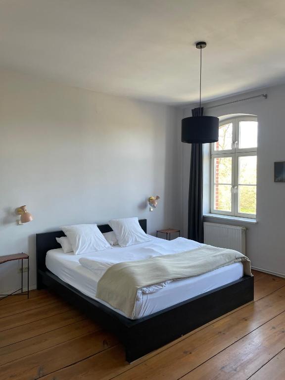 Ein Bett oder Betten in einem Zimmer der Unterkunft An Den Wiesen Gasthaus am Finowkanal
