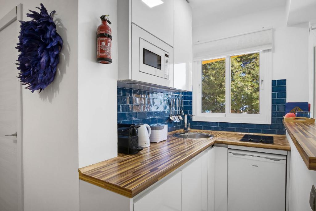 A kitchen or kitchenette at Shiny Studio with Pool & Carihuela Beach at 500m