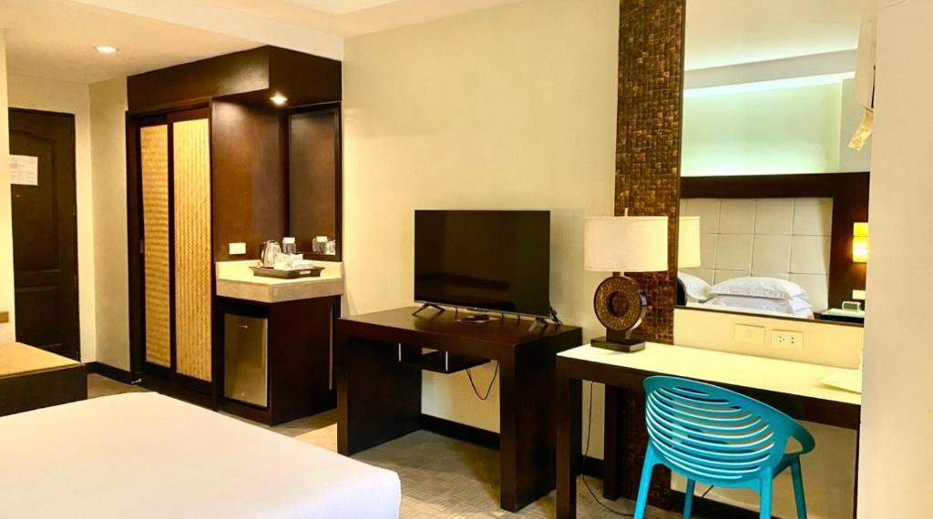 TV a/nebo společenská místnost v ubytování Circle Inn Hotel and Suites Bacolod