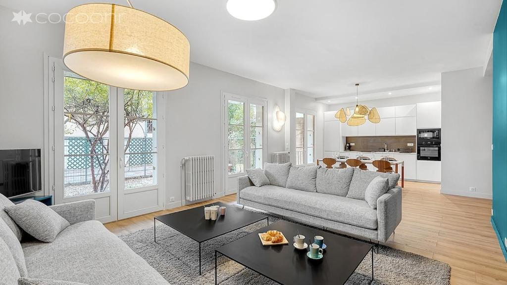 un salon avec un canapé et une table dans l'établissement Le Segoffin, à Toulouse