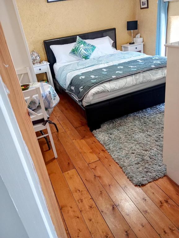 Postel nebo postele na pokoji v ubytování Comfy Private Room and Bathroom on the top floor of a Home Stay Ten Mins Walk to the Ctr, Two flights of stairs to climb