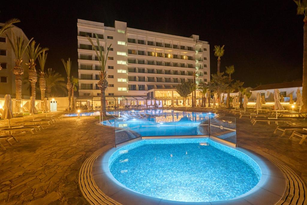 普罗塔拉斯Bohemian Gardens Hotel的夜晚酒店前的游泳池