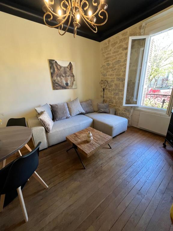 un salon avec un canapé et une table dans l'établissement Ça se passe ici, à Dijon