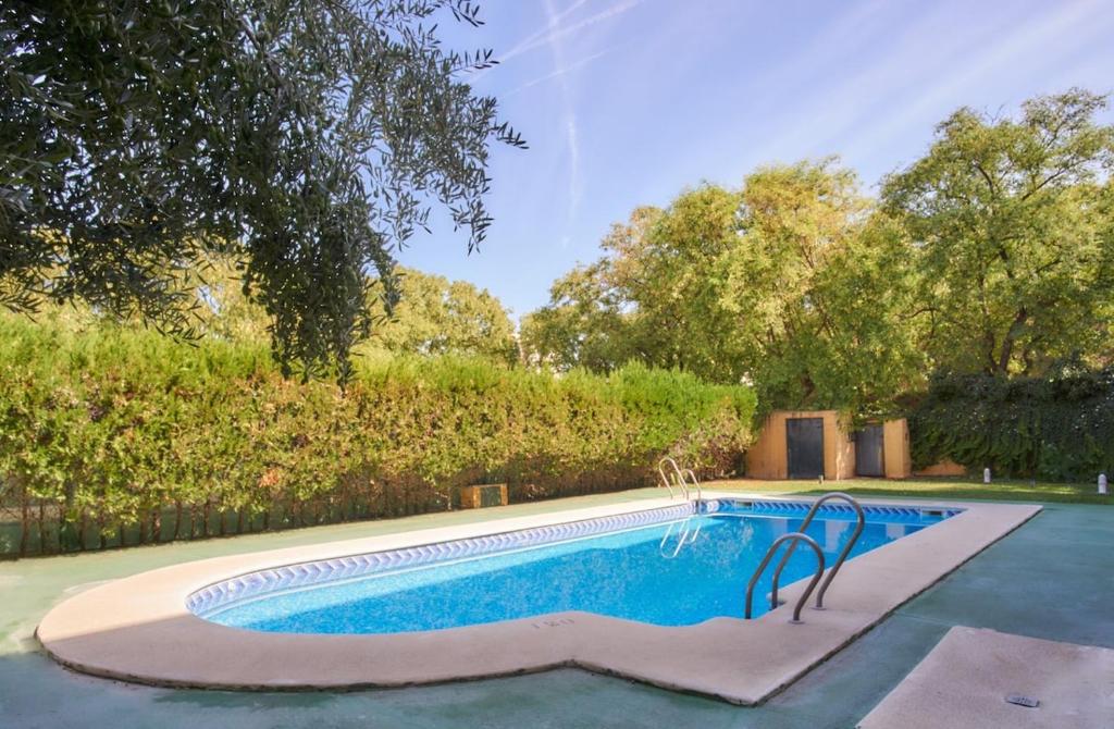 a swimming pool in a yard at Apartamento con piscina solo en temporada in Seville