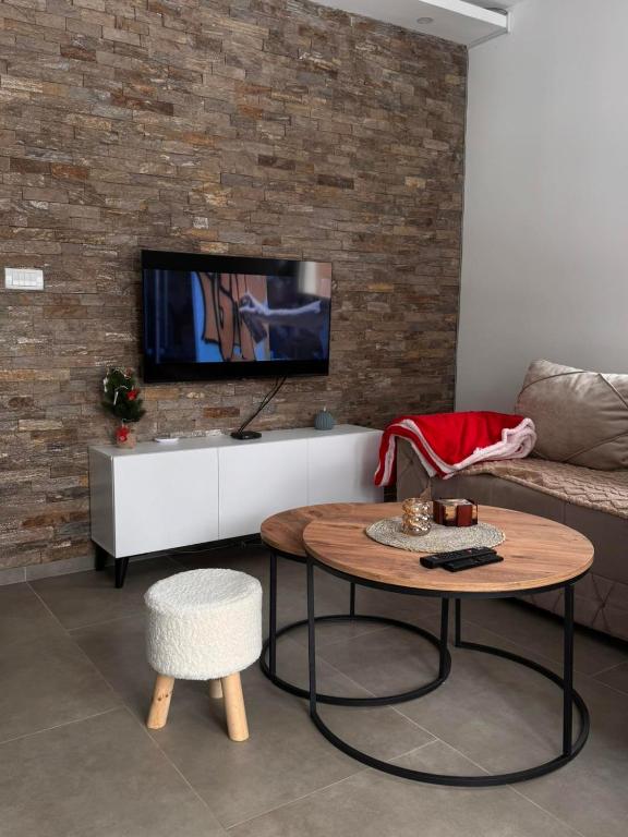 Televízia a/alebo spoločenská miestnosť v ubytovaní Borova priča