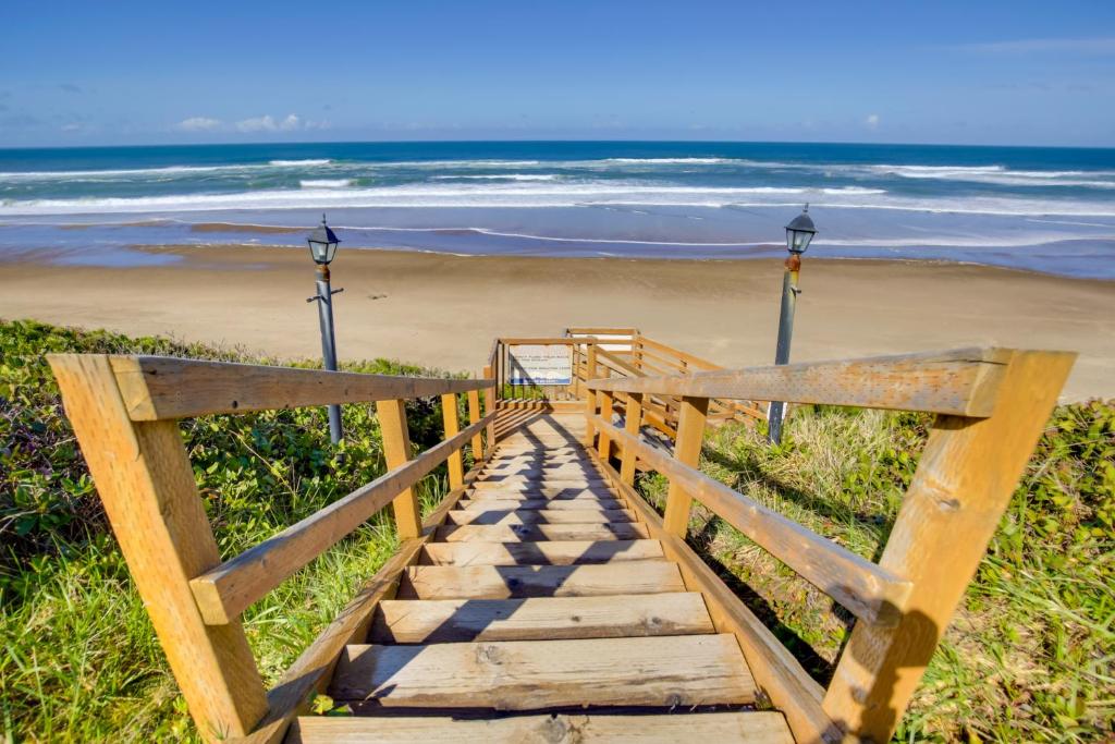 Lincoln Resort Condo with Ocean Views and Pool Access