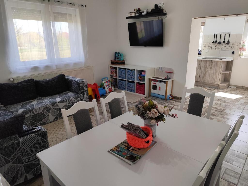 TV a/nebo společenská místnost v ubytování Kun Kuckó Vendégház