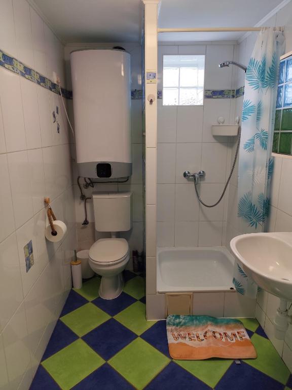 Koupelna v ubytování Kun Kuckó Vendégház