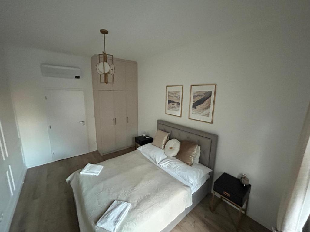 une chambre avec un grand lit avec des draps blancs dans l'établissement Kesselbauer with parking, à Bratislava