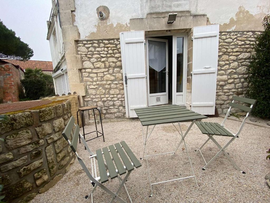 Patio alebo iná vonkajšia časť ubytovania Maison Belle Époque à Royan avec Terrasse, 200m Plage - FR-1-494-157