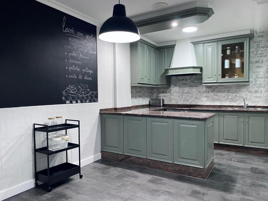 A kitchen or kitchenette at Piso Céntrico 120m2 + parking propio (O Grove)