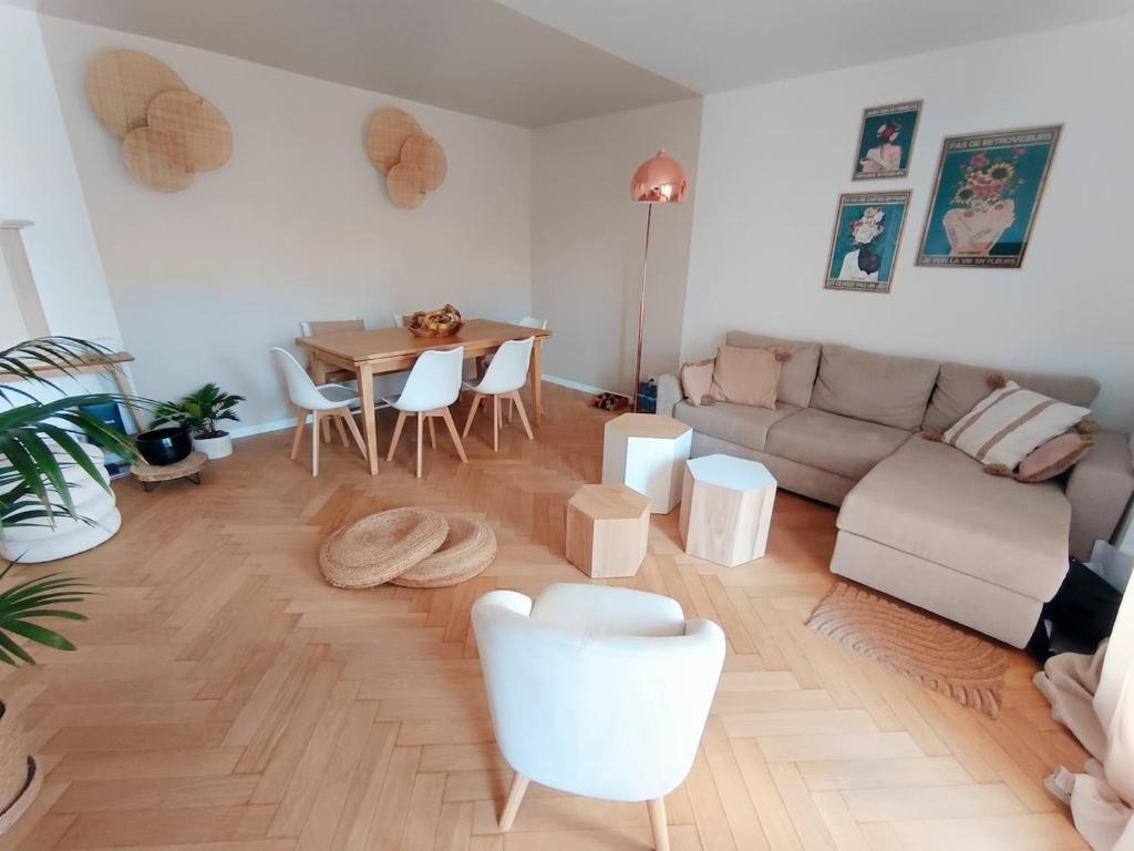 ein Wohnzimmer mit Sofa und Tisch in der Unterkunft T5 Hyper center lumineux et cosy in Sceaux