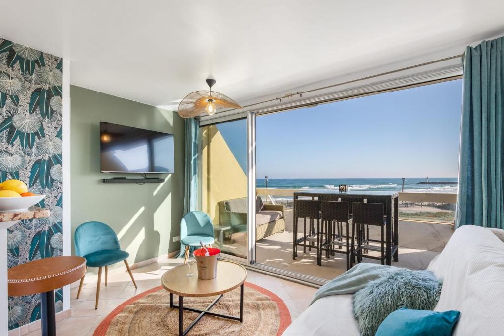 un salon avec vue sur l'océan dans l'établissement Mojito Heliopolis, au Cap d'Agde