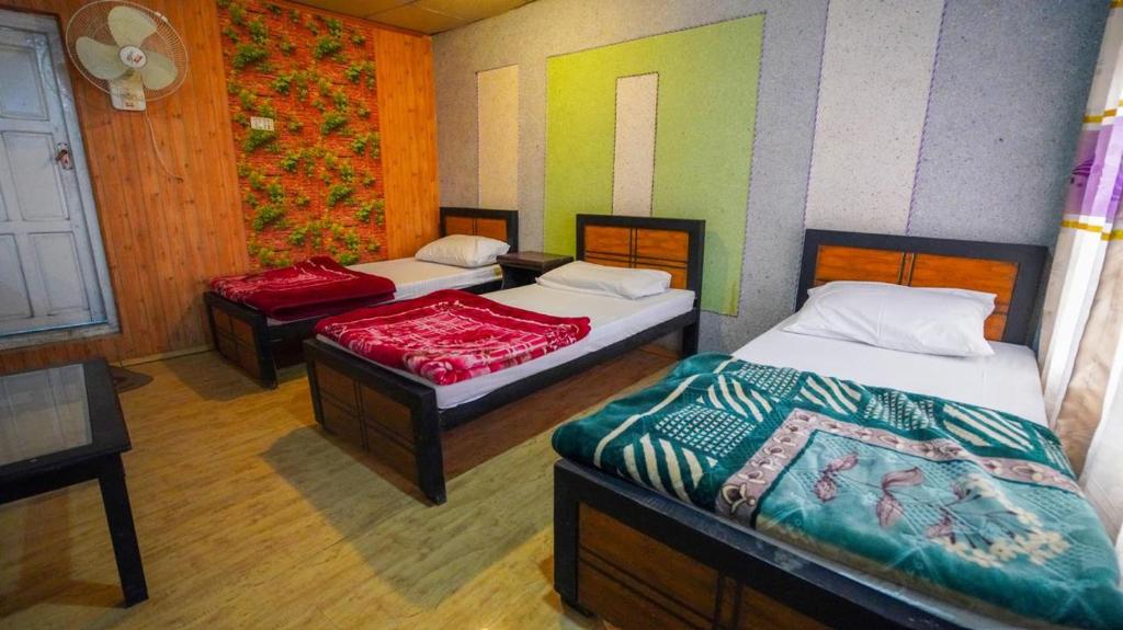 Ένα ή περισσότερα κρεβάτια σε δωμάτιο στο Hargisa In Hotel Skardu