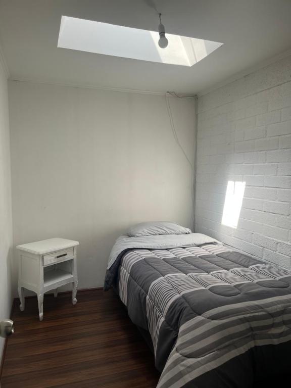 Hostel Tu Espacio RE - Habitaciones cerca del Aeropuerto客房内的一张或多张床位