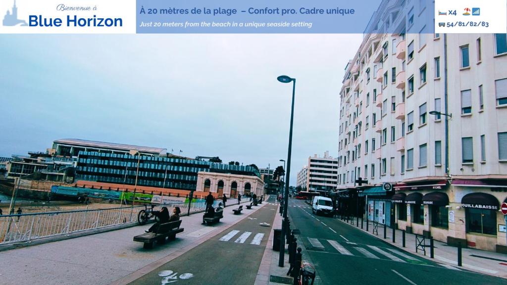 une rue urbaine avec des bâtiments et une rue avec des bancs dans l'établissement Marseille Catalans Plage, à Marseille