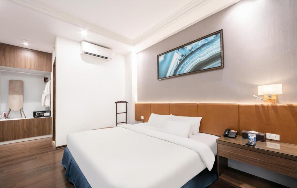 Postel nebo postele na pokoji v ubytování A25 Hotel - 193 Trung Kinh