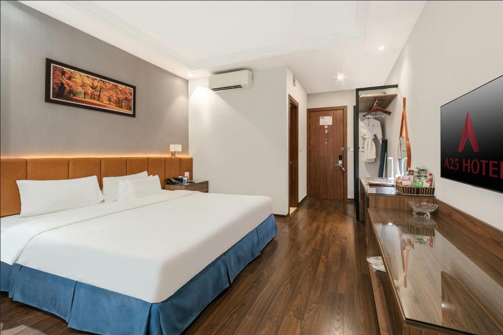Postel nebo postele na pokoji v ubytování A25 Hotel - 193 Trung Kinh