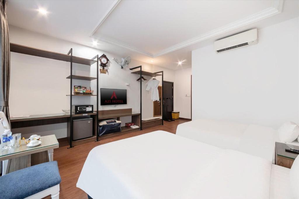 Postel nebo postele na pokoji v ubytování A25 Hotel - 193 Trung Kinh