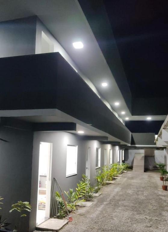 a hallway of a building with a black ceiling at Kitnet Sonho de Verão in Santa Cruz Cabrália