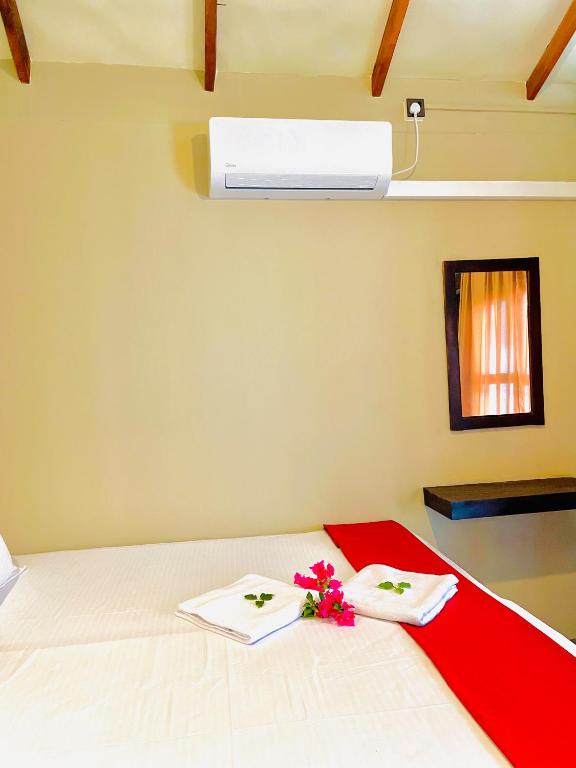 Postel nebo postele na pokoji v ubytování The Wave Rooms & Hostel