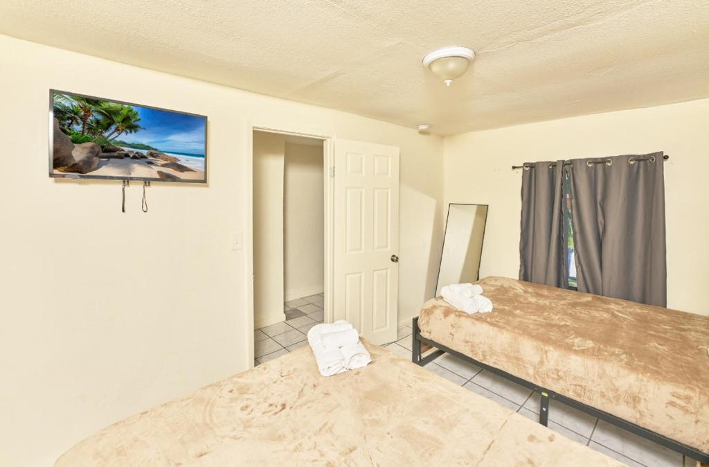 Ένα ή περισσότερα κρεβάτια σε δωμάτιο στο 3 bedrooms 1 bathroom Entire Beach Side House