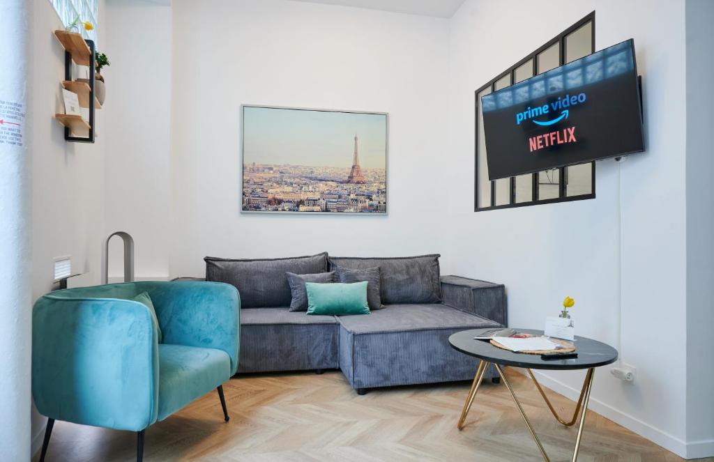 un salon avec un canapé et une télévision dans l'établissement Cozy & Family - Family 2BR Retreat - Paris 14 ème - Netflix & Treats, à Paris