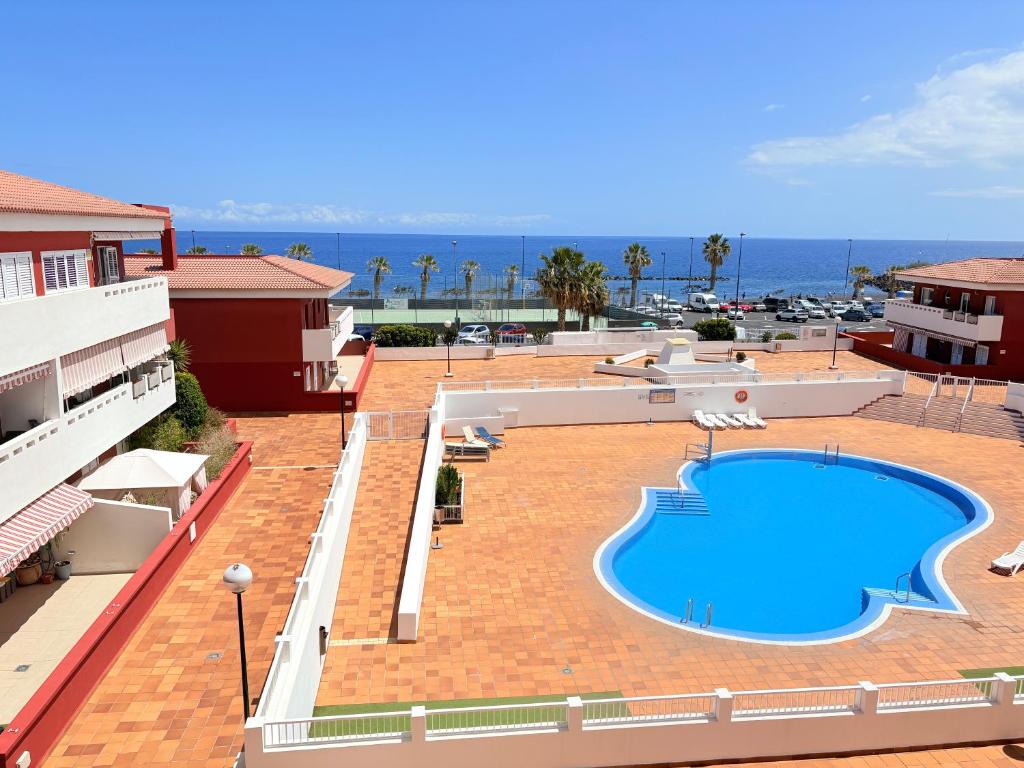 vista sulla piscina in cima a un edificio di Salitreja a Puertito de Güímar