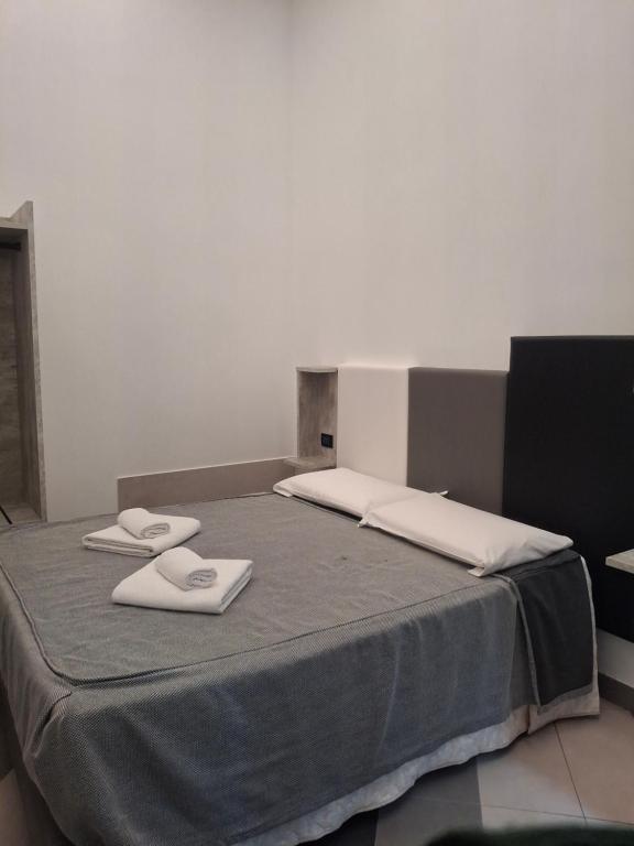 a bed with two white towels on top of it at Hotel Viennese in Rome