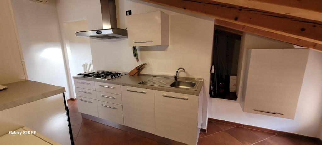 Kuchyň nebo kuchyňský kout v ubytování Relax a due passi dal castello