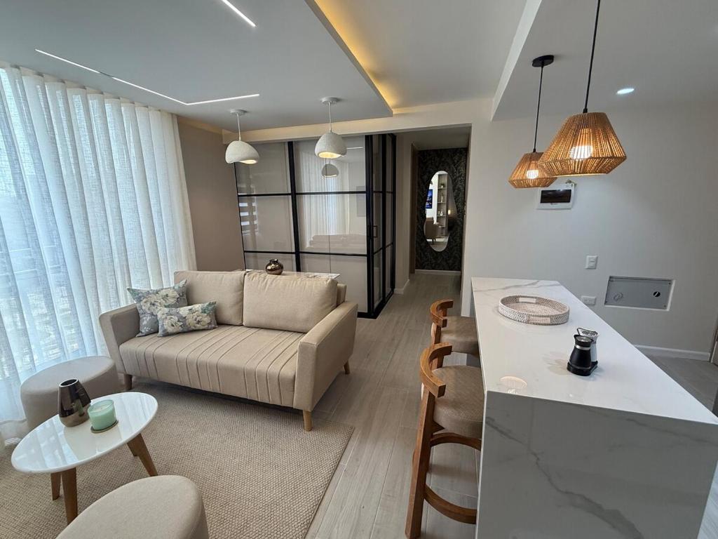 een woonkamer met een bank en een tafel bij Open Floor Chic Interior Design Pool Full Kitchen in Barranquilla