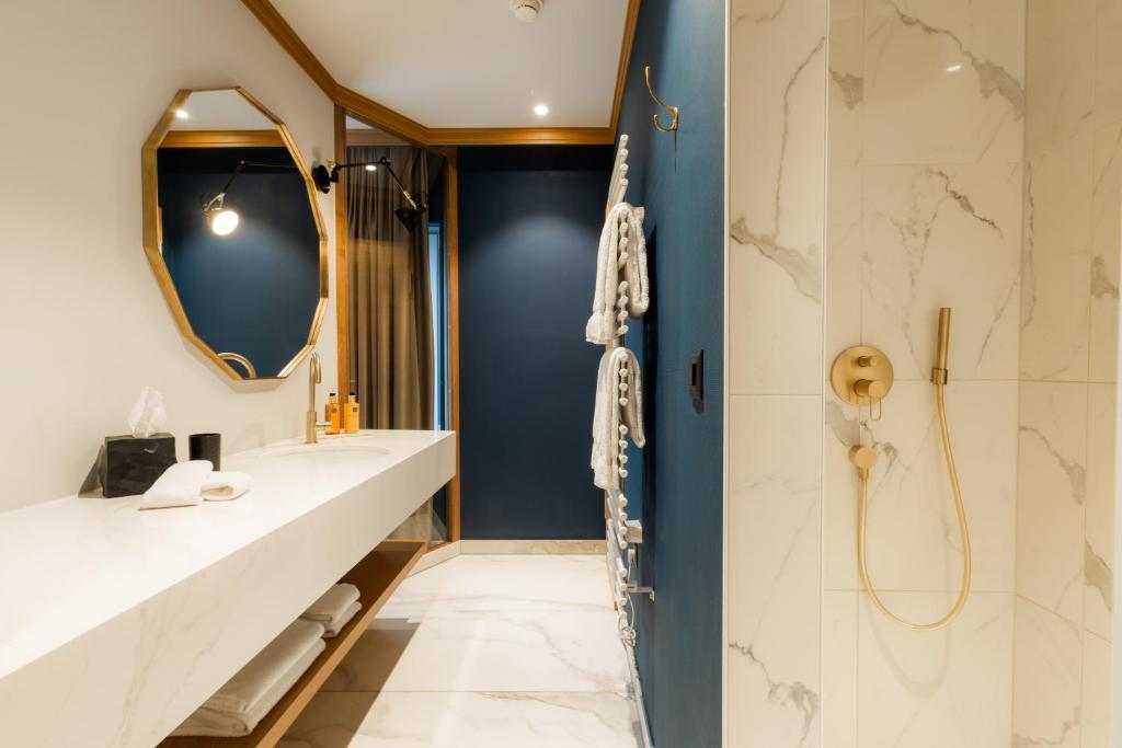 a bathroom with two sinks and a shower at Boutique Hotel Glacier in Grindelwald